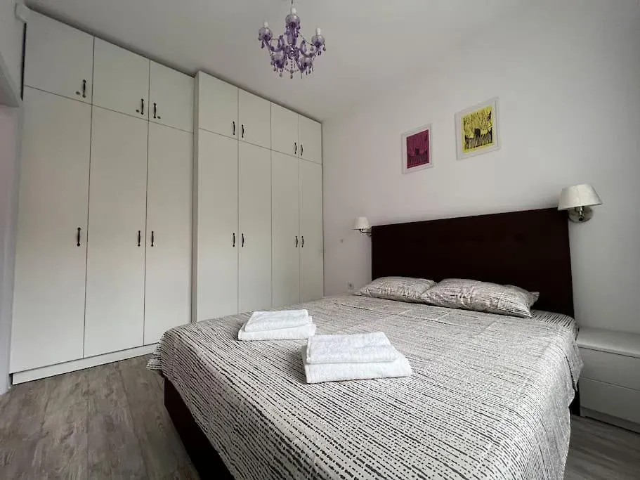 Lovely Central 1-Bedroom Rental With Patio Σόφια